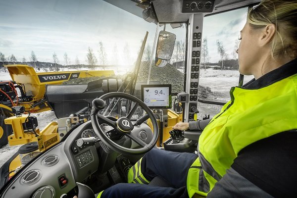 Unlock the full potential of your machine´s productivity with Load Assist. The integrated system offers real-time insight into the machine’s payload, ensuring accuracy and uptime of any operation. Monitoring the amount of material moved has never been easier thanks to Volvo Co-Pilot, the high resolution in-cab display. Gain information to the machine, job and material data, accessible whenever you need it – so you can finally say goodbye to guess-work.